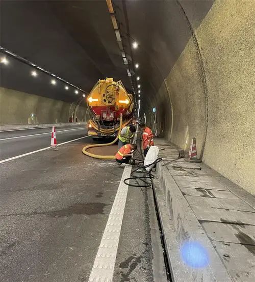 华蓥隧道排水渠清淤